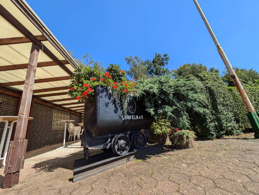 Alte Lore mit Bepflanzung