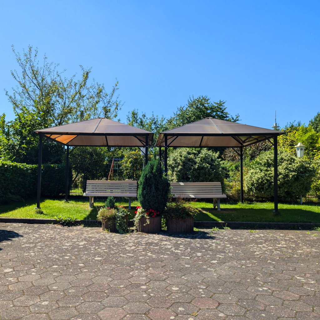 Sitzgelegenheiten am Vereinsheim